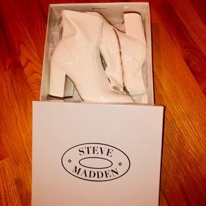 Steve Madden White patent leather boots size 9.5